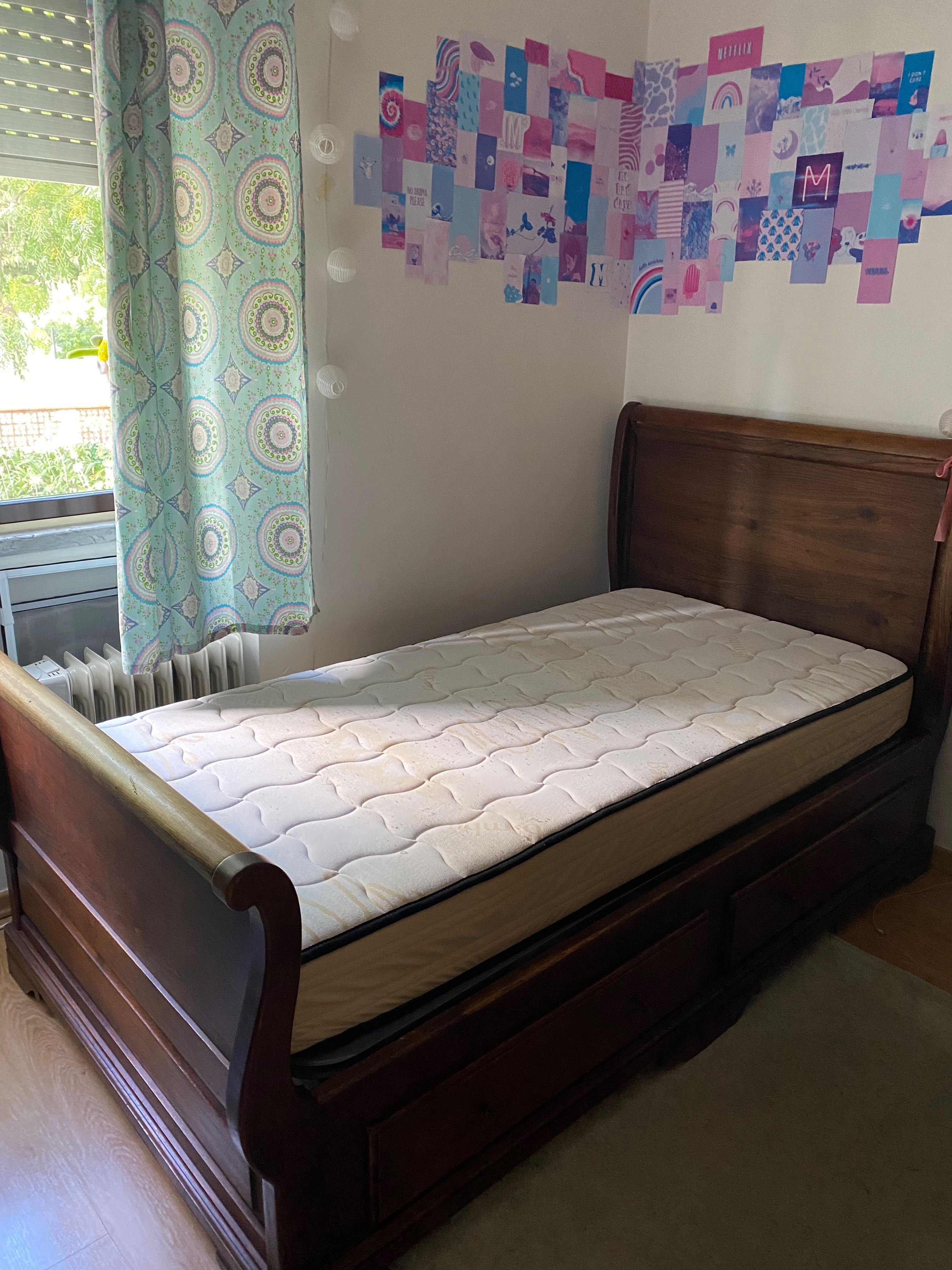 Cama (sem colchão) + mesinha de cabeceira em madeira