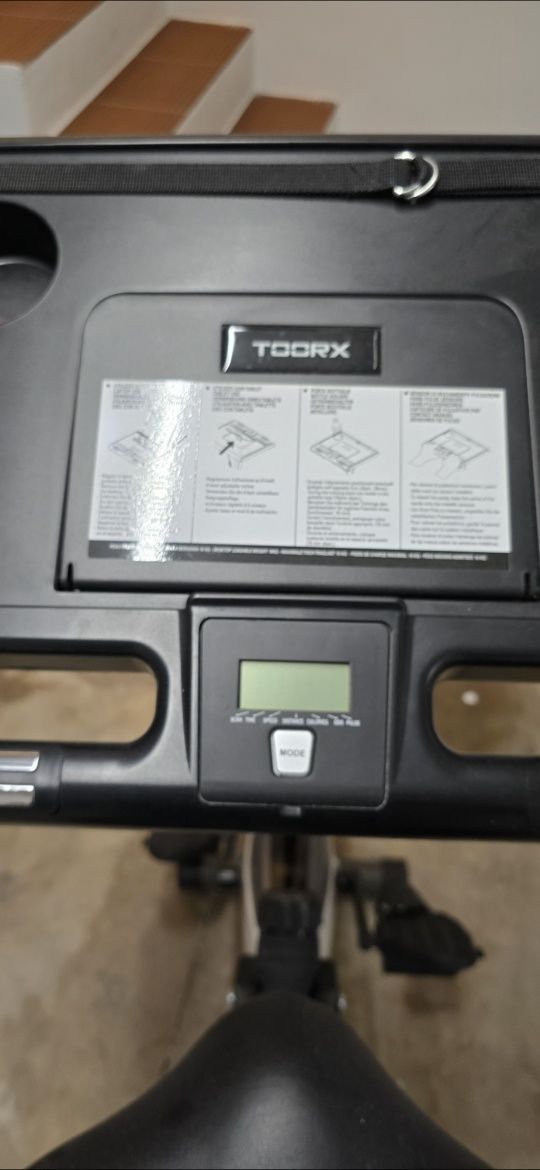 Bicicleta interior compacta com apoio computador portátil