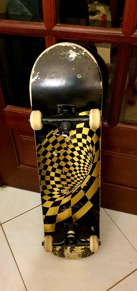 Skate com equipamento proteção