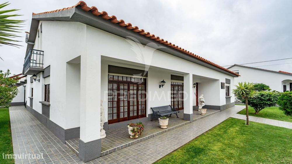 Moradia T6 em São Mateus