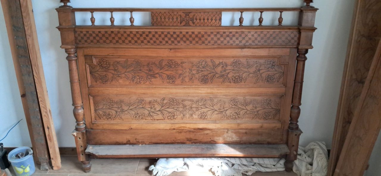 Cama de Madeira Antiga