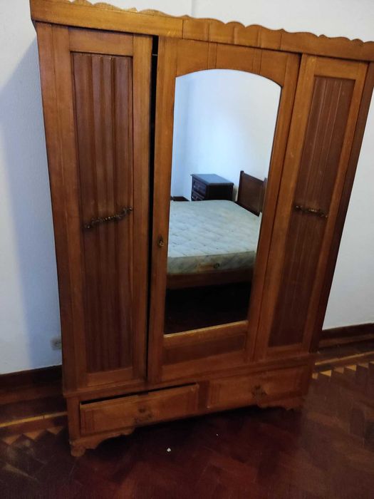 Cama de  Casal e 2 mesas de cabeceira