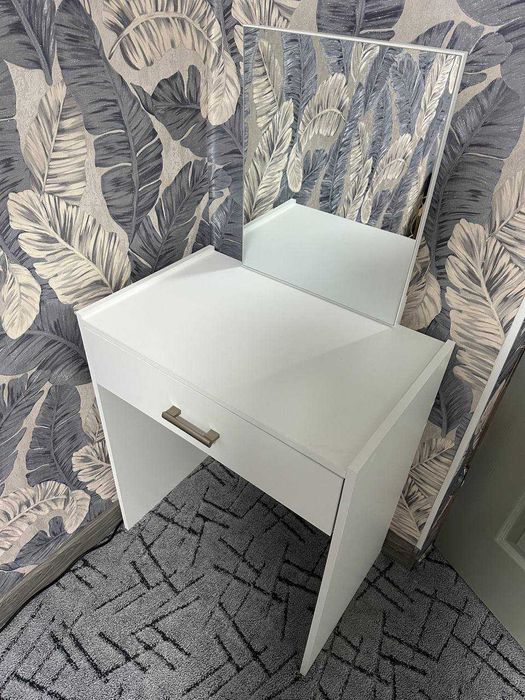 Туалетний столик з дзеркалом