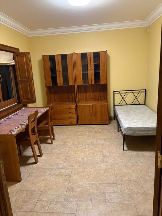 Quarto com muita luz natural disponível para arrendar