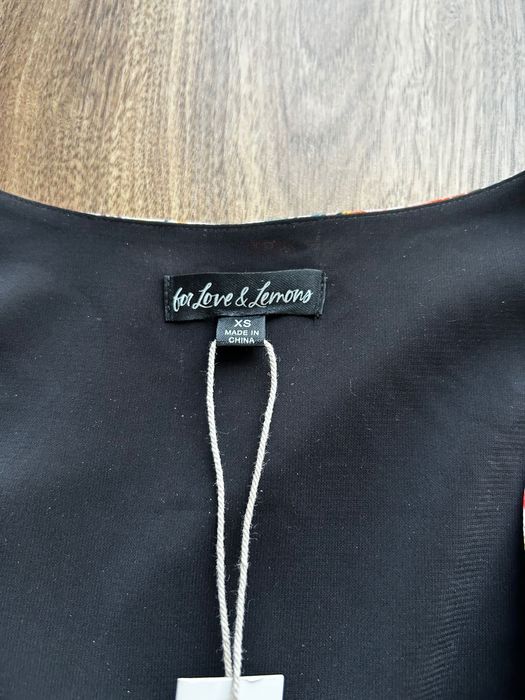 Sukienka For Love & Lemons showroom bufiaste rękawy drapowana