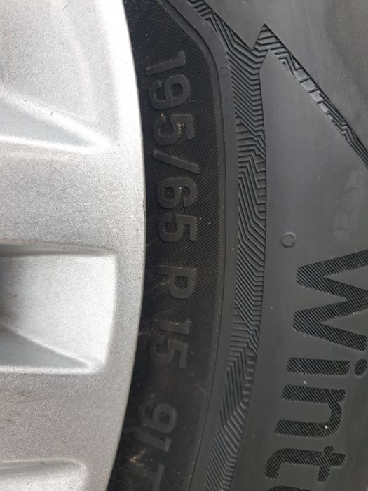 Komplet kół zimowych  r. 15 rozstaw 4x 108  + kołpaki Ford