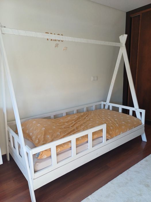 Cama em madeira Como Nova