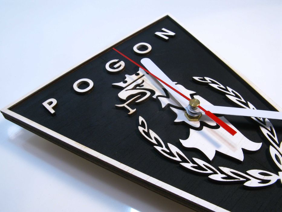 Drewniany zegar ścienny Pogoń Szczecin – idealny dla każdego kibica!