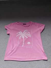 różowy T-shirt..