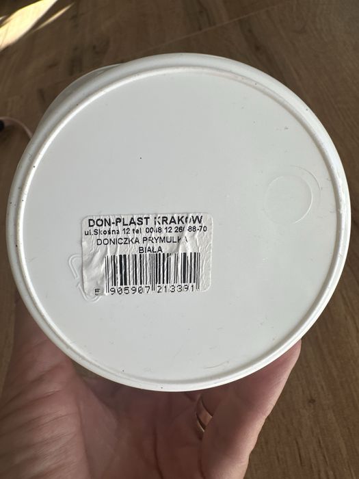 Biała plastikowa doniczka