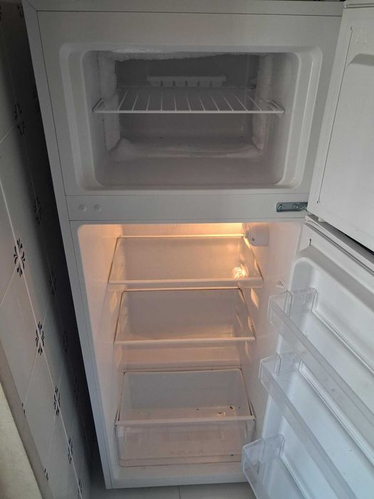 Frigorífico kunft com congelador e poucos meses de uso.