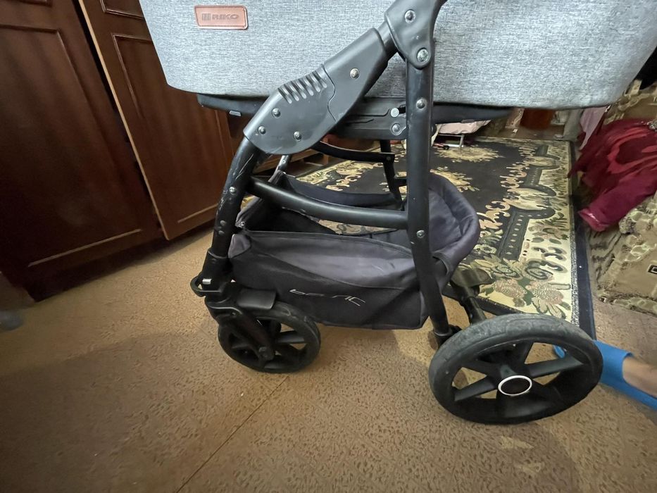 Дитяча коляска .
