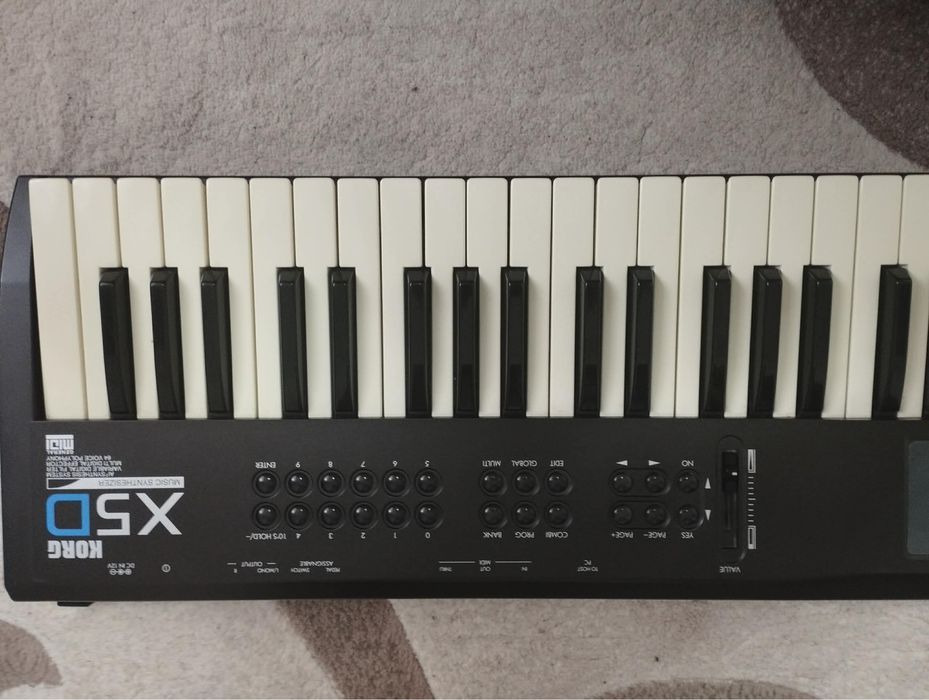Продається синтезатор Korg x5d