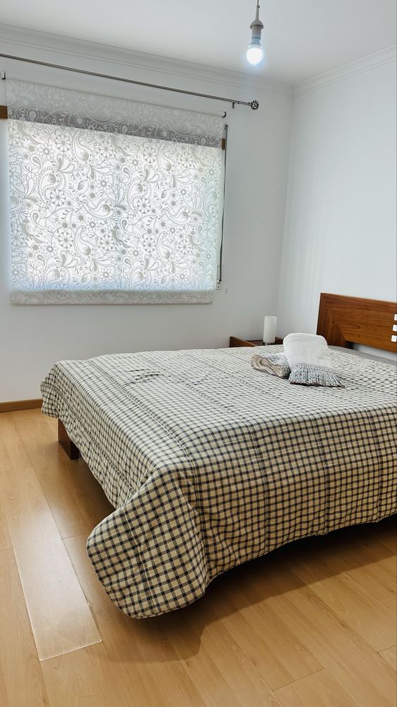 Quarto com casa de banho e cama de casal