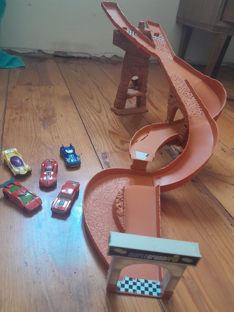 Pista de corridas com 5 carros da hotweels