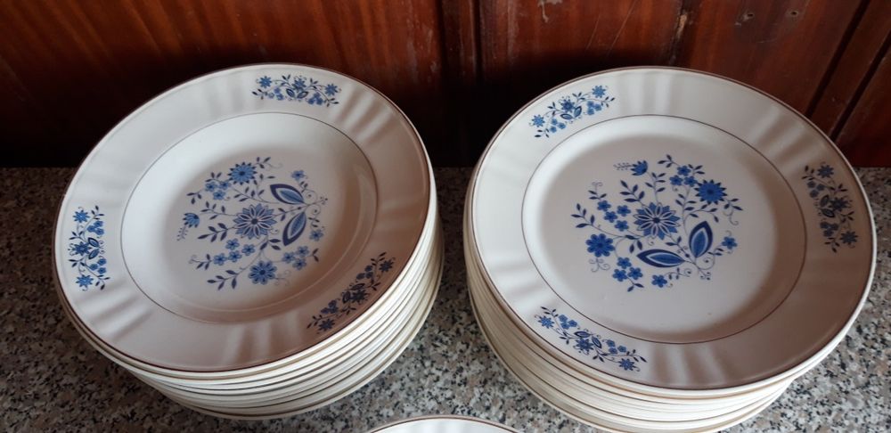 Conjunto de 33 Pratos Fábrica Loiças de Sacavém