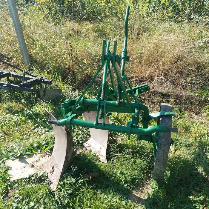 Zgrabny mały pług dwuskibowy do mniejszych traktorek