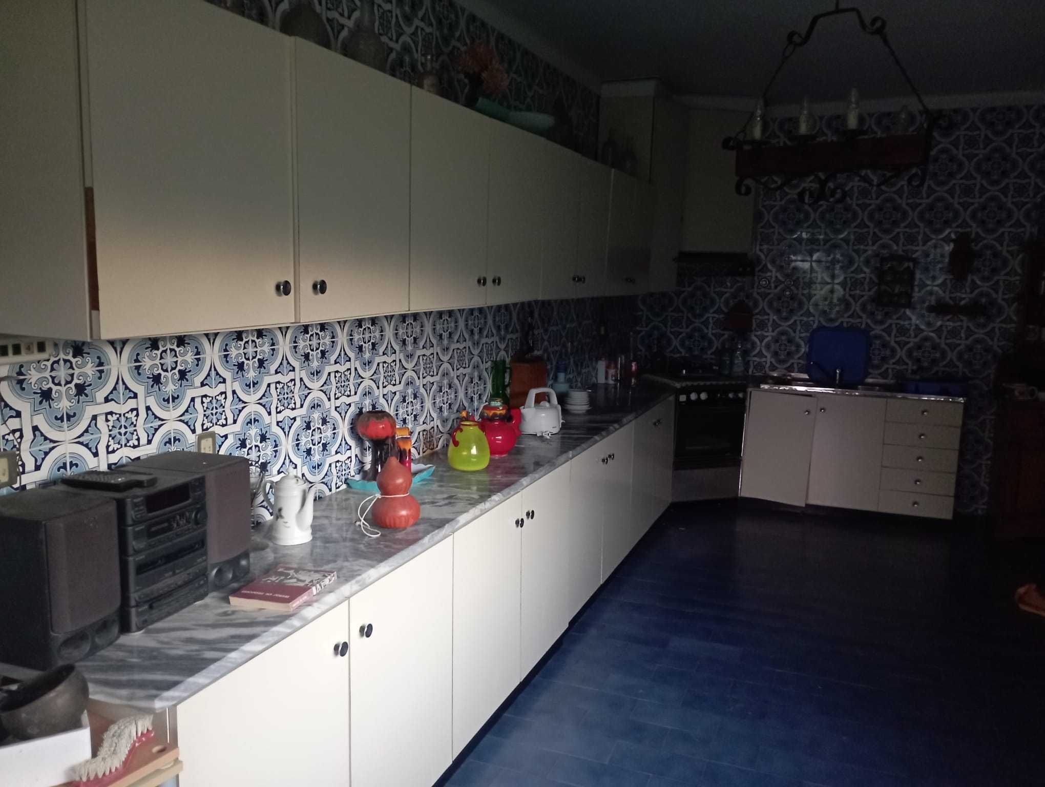 Armarios de cozinha  brancos, bom estado de conservação