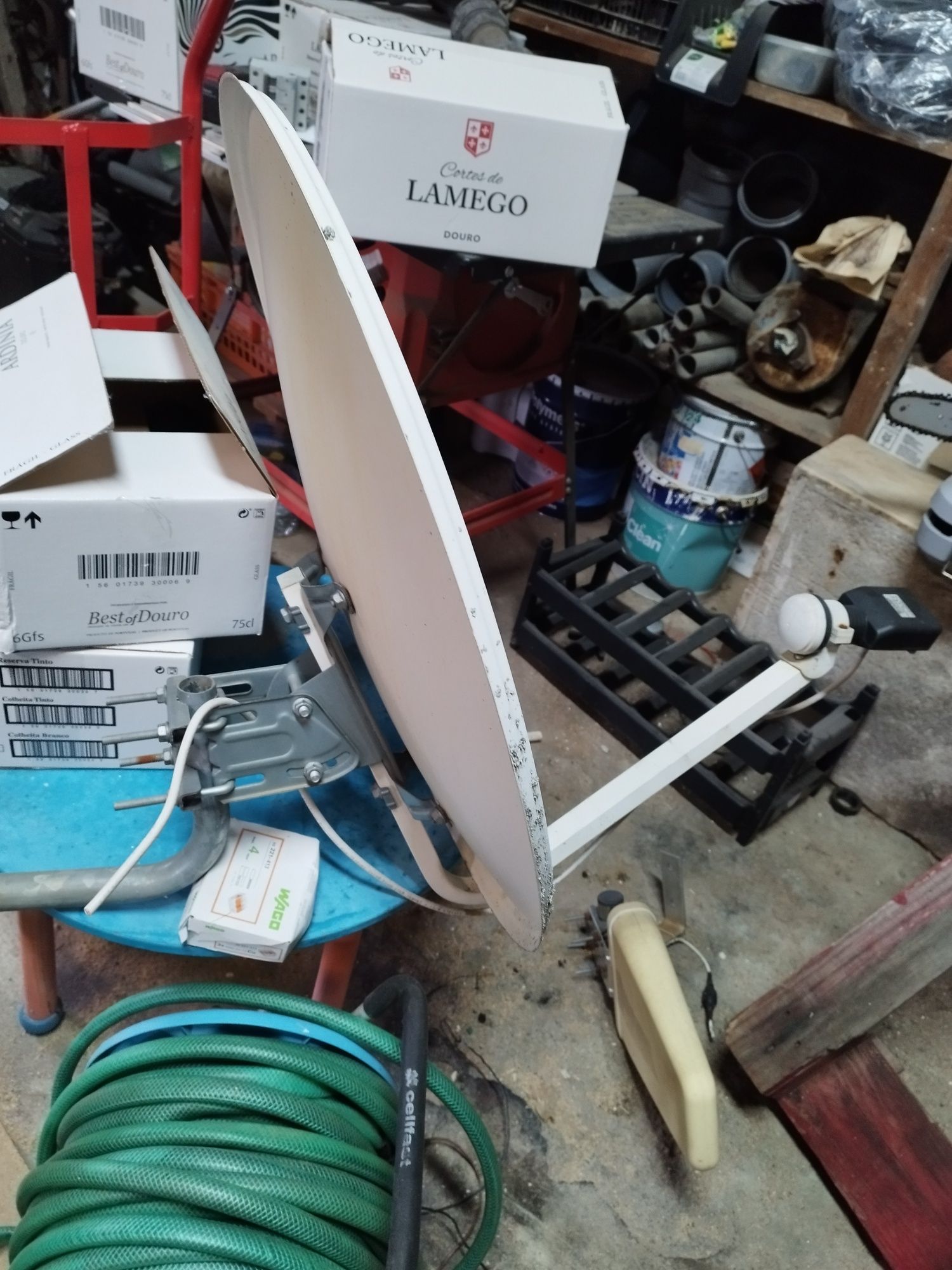 Antena parabólica com receptor e suporte