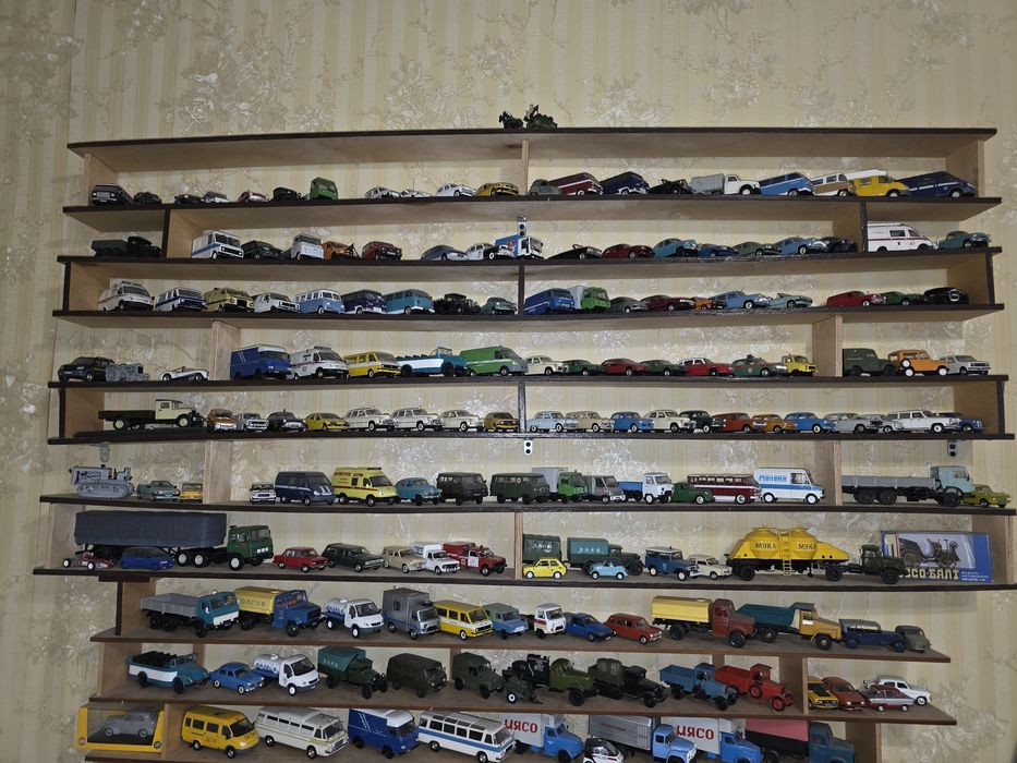 Машинки коллекционые масштаб 1/43