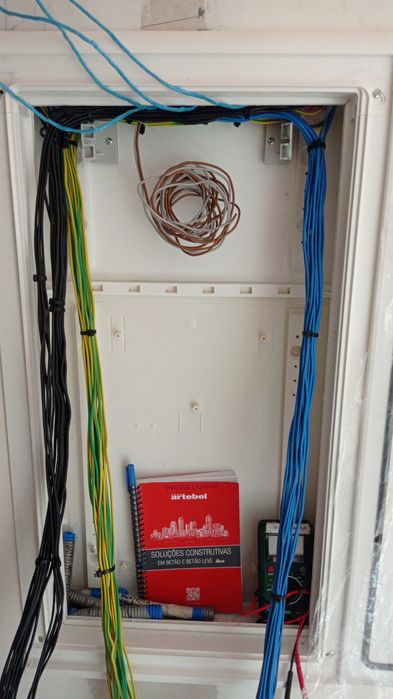 Eletricista certificado DGEG e Soldador