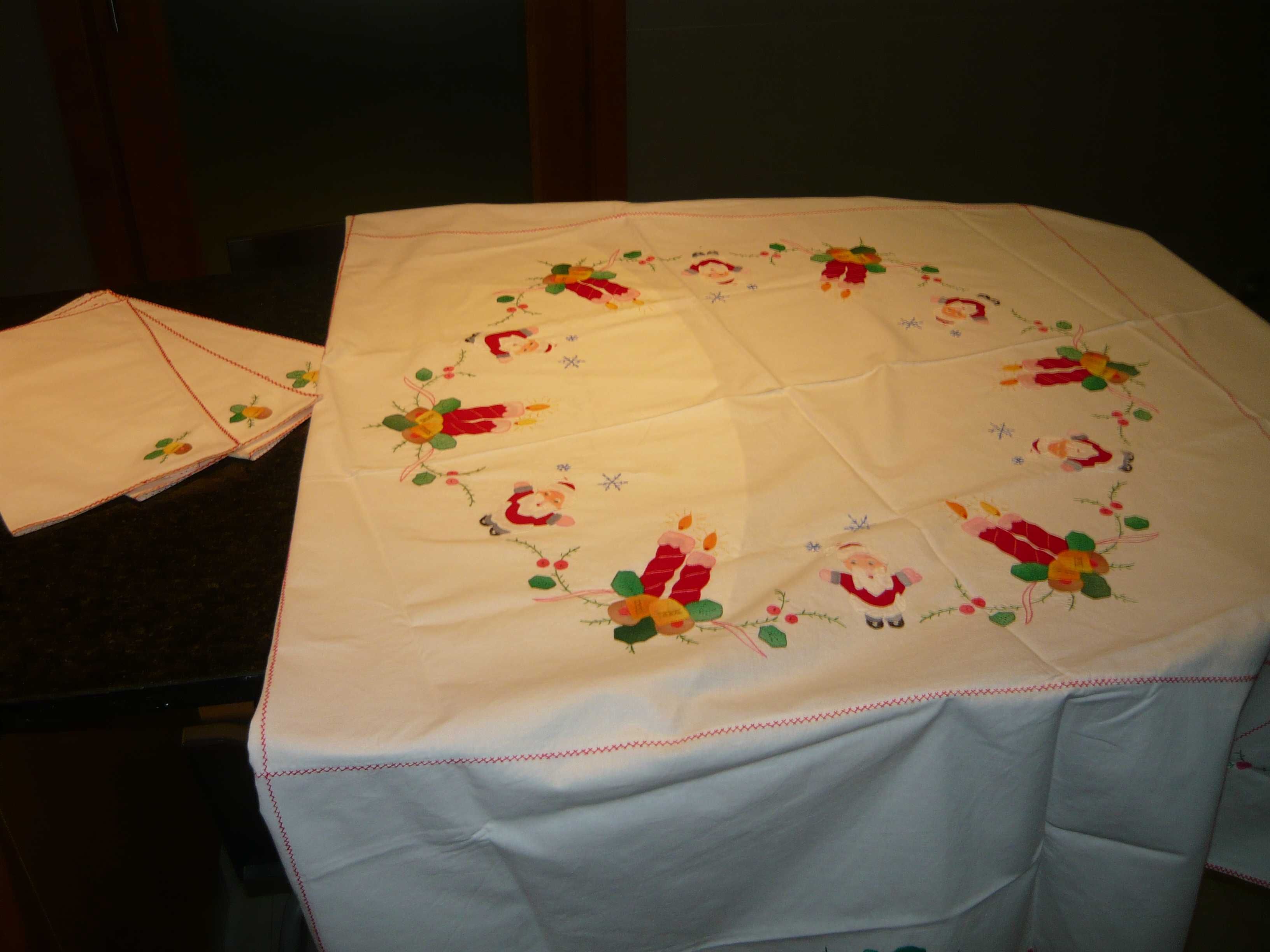 Toalha mesa redonda com motivos de Natal e guardanapos