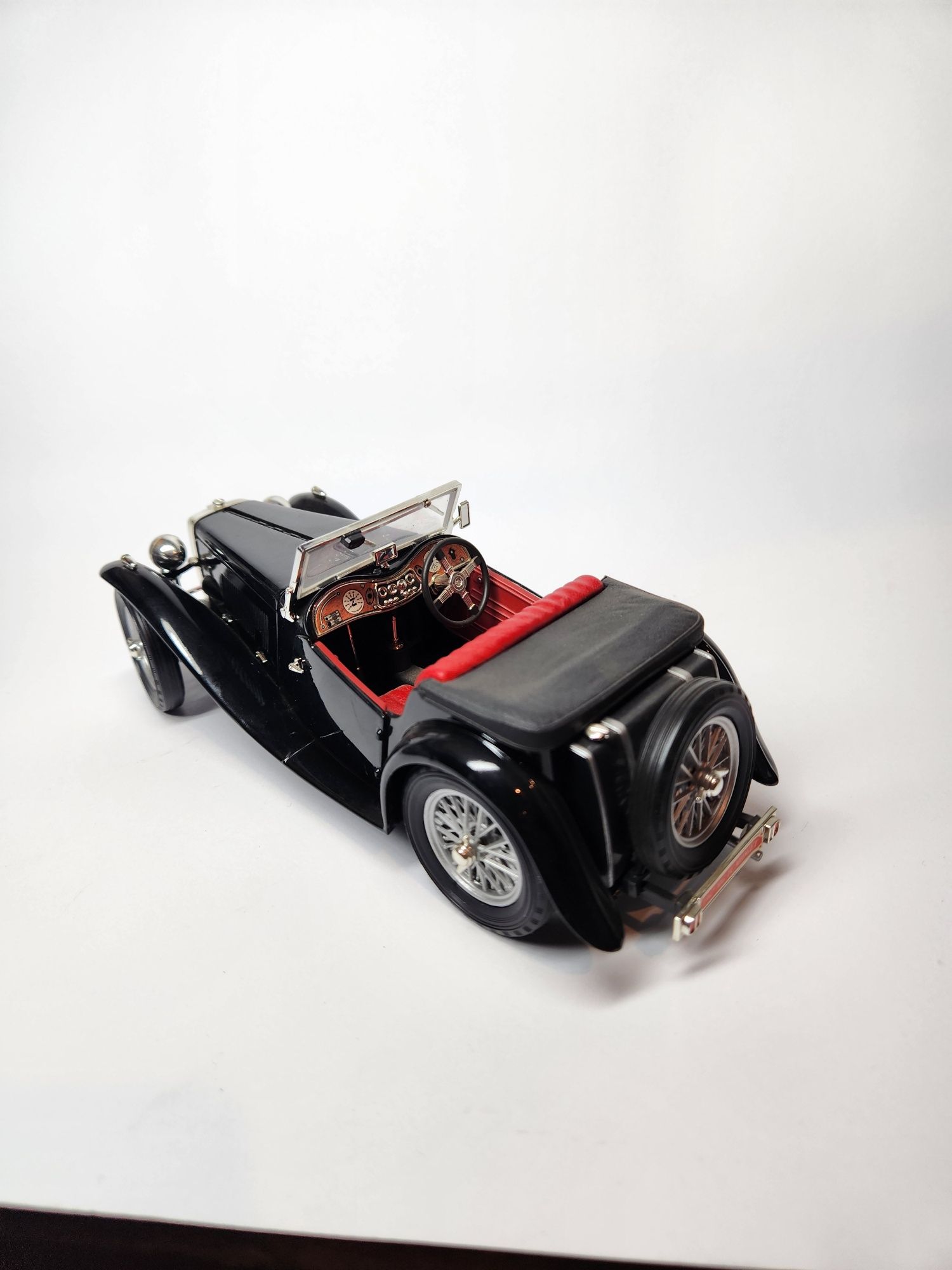 Samochód Road Signature 1/18 1947 MG TC Midget model kolekcjonerski