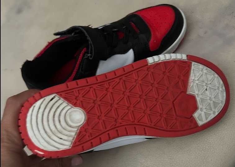 Tenis de Menina pretos e preto e vermelhos 35