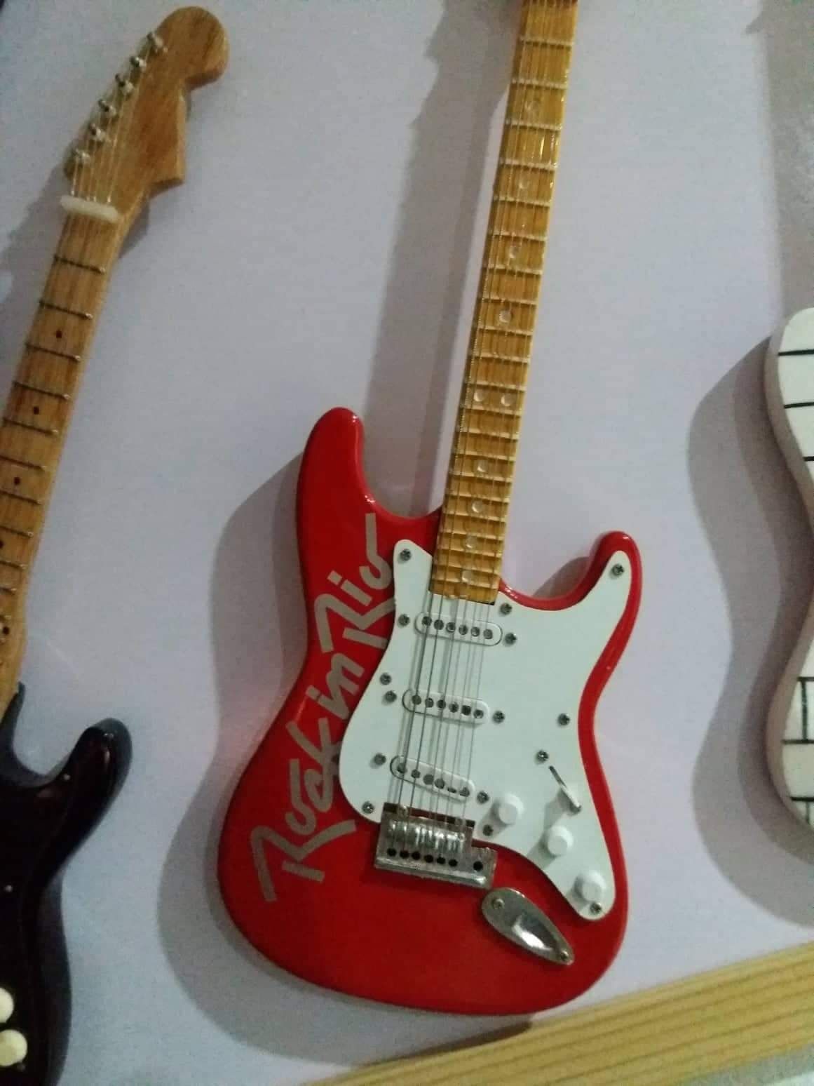 Vendo coleção de guitarras miniatura