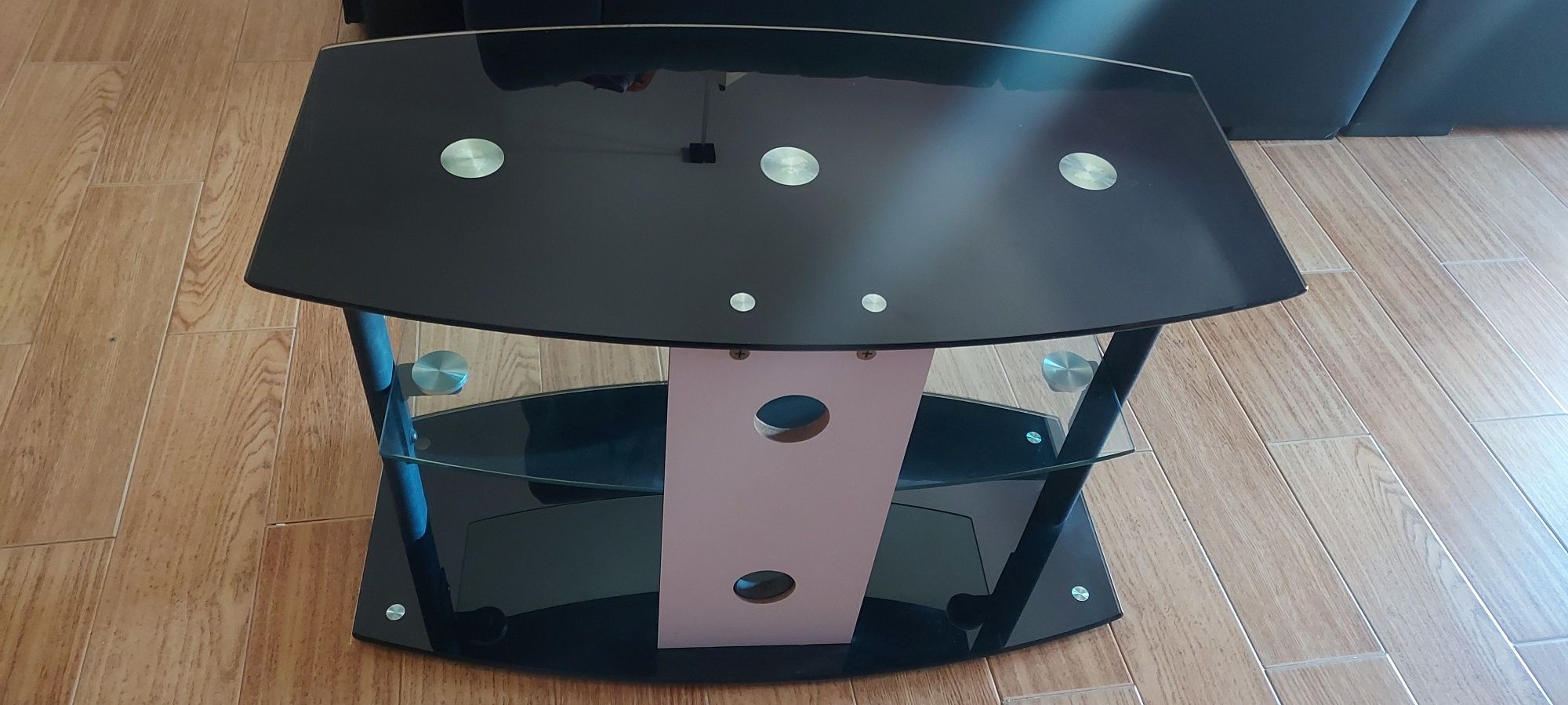 Mesa para televisão em vidro preto temperado.