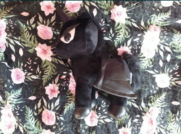 Czarny jednorożec maskotka killstar restyle.