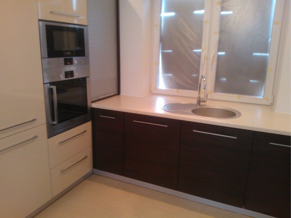 Zabudowa kuchenna beżowo-brązowa