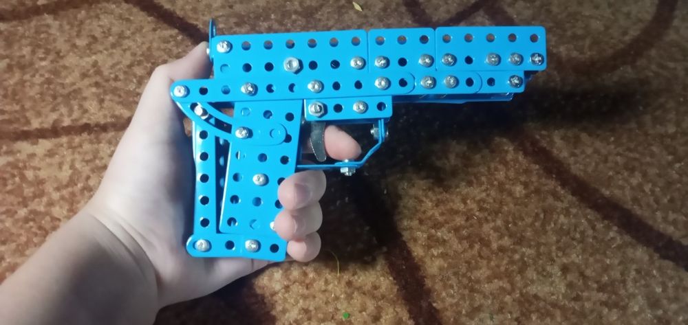 Продам такий пістолет на резинках металевий и почти всем комплектом