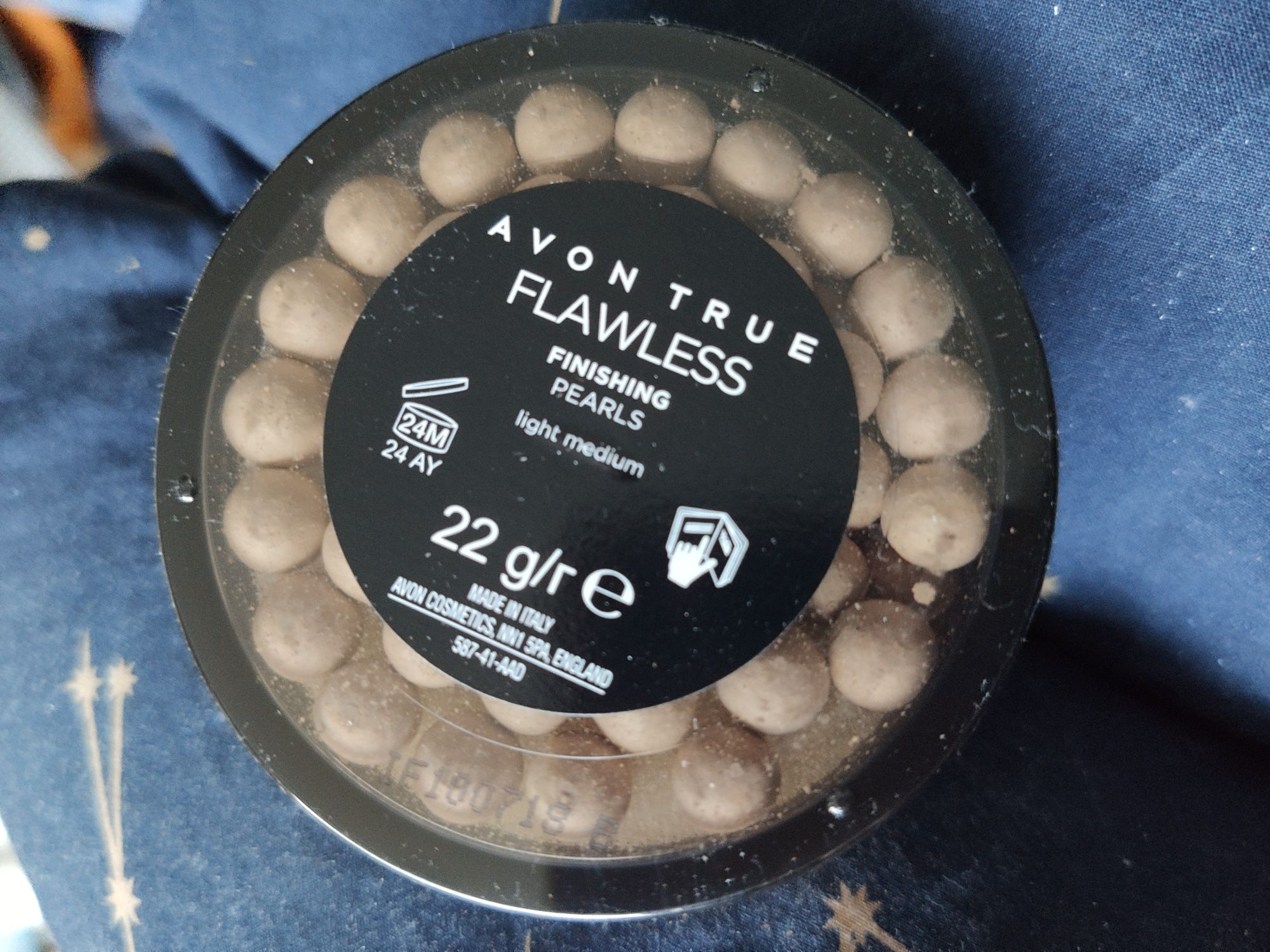 Avon perełki matujące do twarzy Light medium