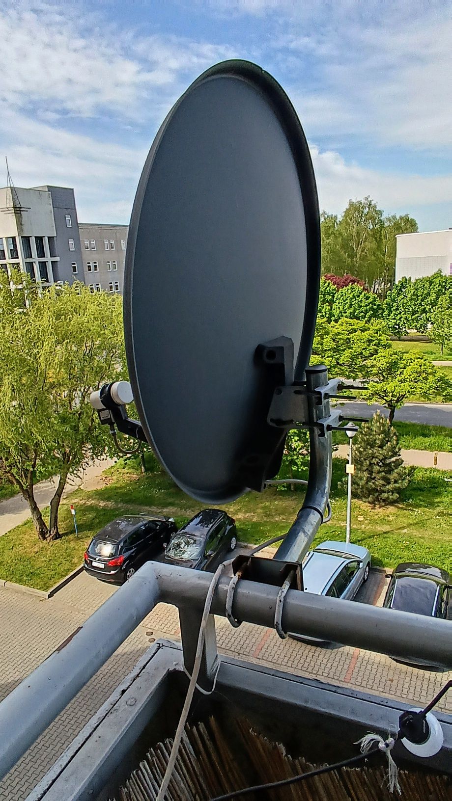 Antena satelitarna z uchwytem i konwerterem.