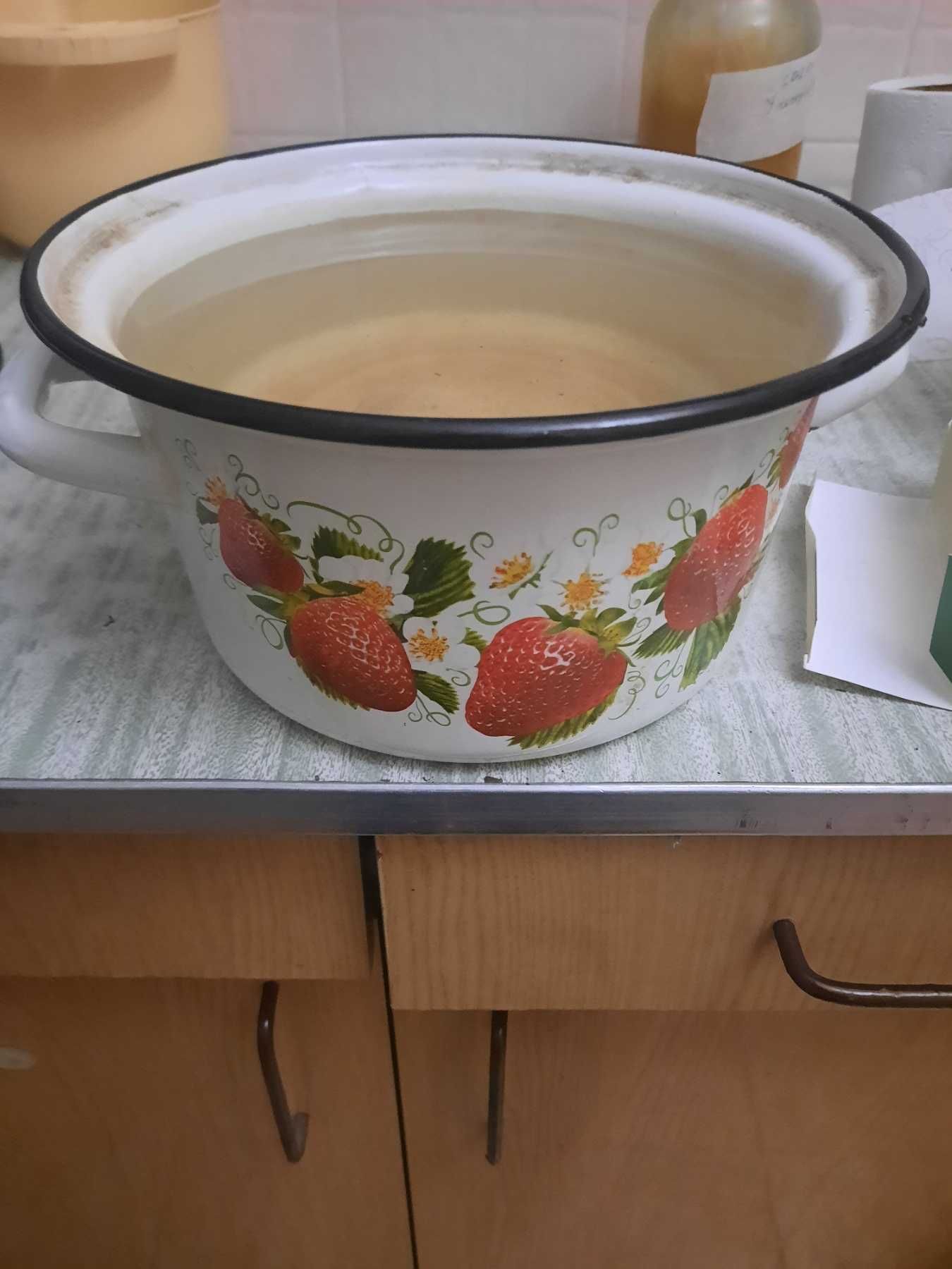 Кастрюли  эмалированные в наборе. Новые.