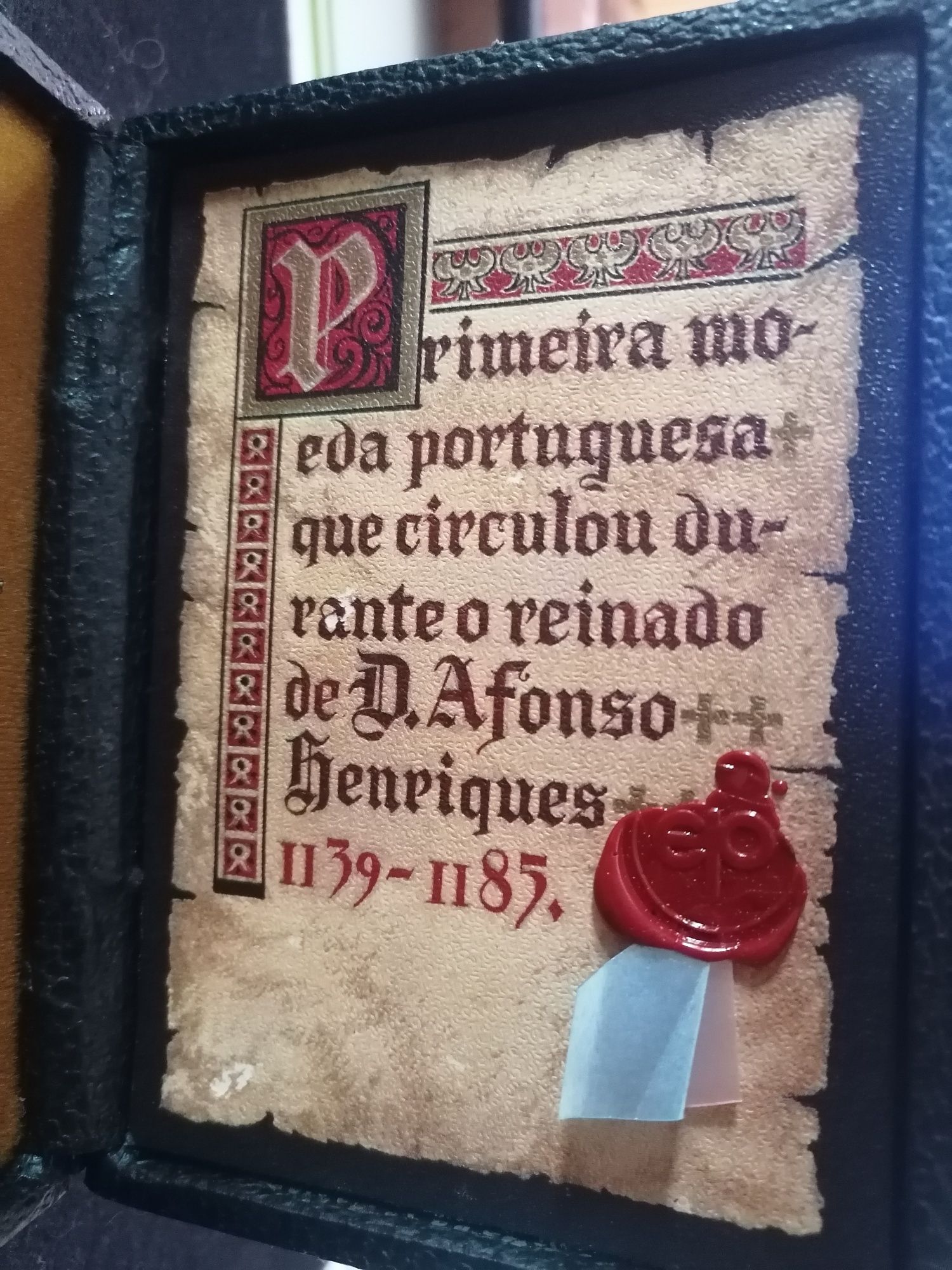 Relógio com relevo de moeda