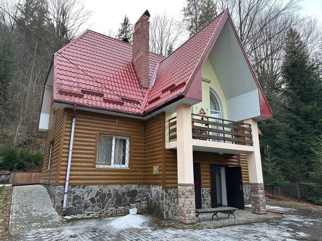 Будинок-дача в Яремчі з ремонтом та меблями в самому лісі