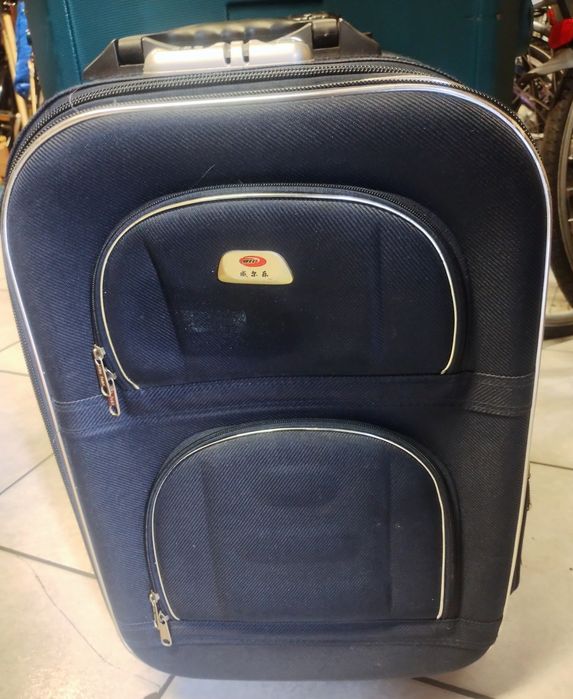 Ładna solidna walizka podróżna średniej wielkości