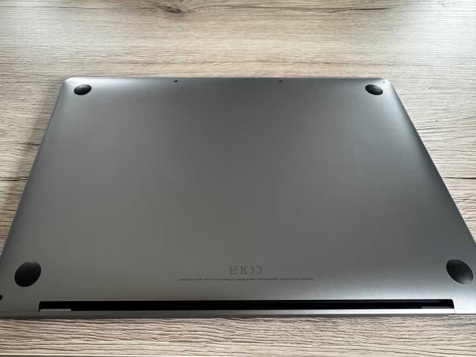 MacBook Pro M1 2020 w doskonałym stanie Touch Bar