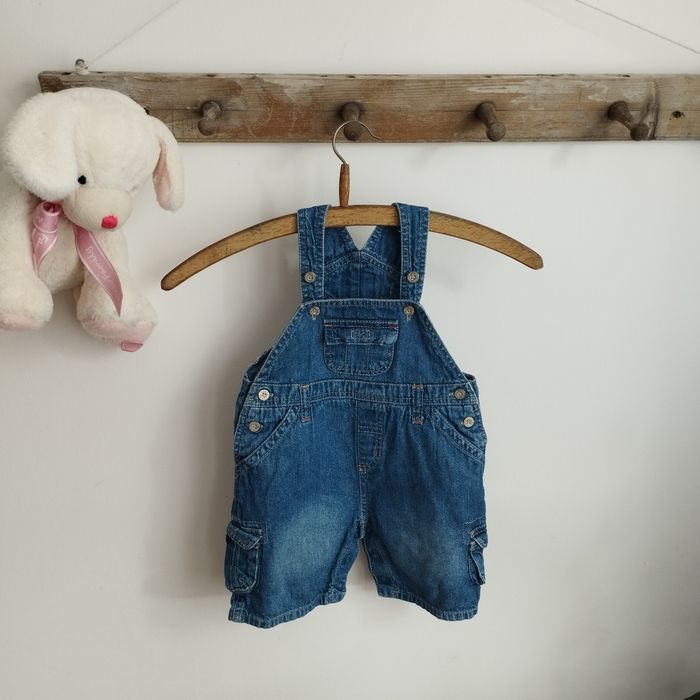 Jeansowe ogrodniczki chłopięce Cherokee, rozmiar 74 (6–9 miesięcy).