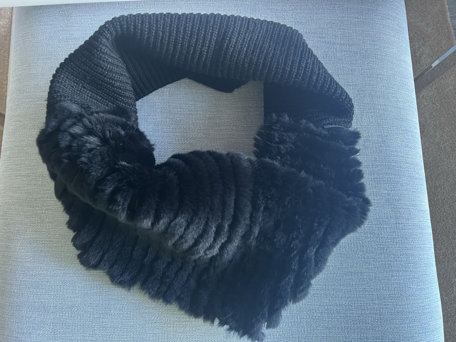 Gola Marella em pele e malha