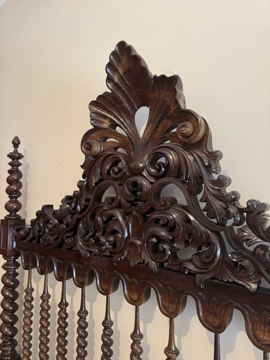 Cama + cómoda + mesas de cabeceira