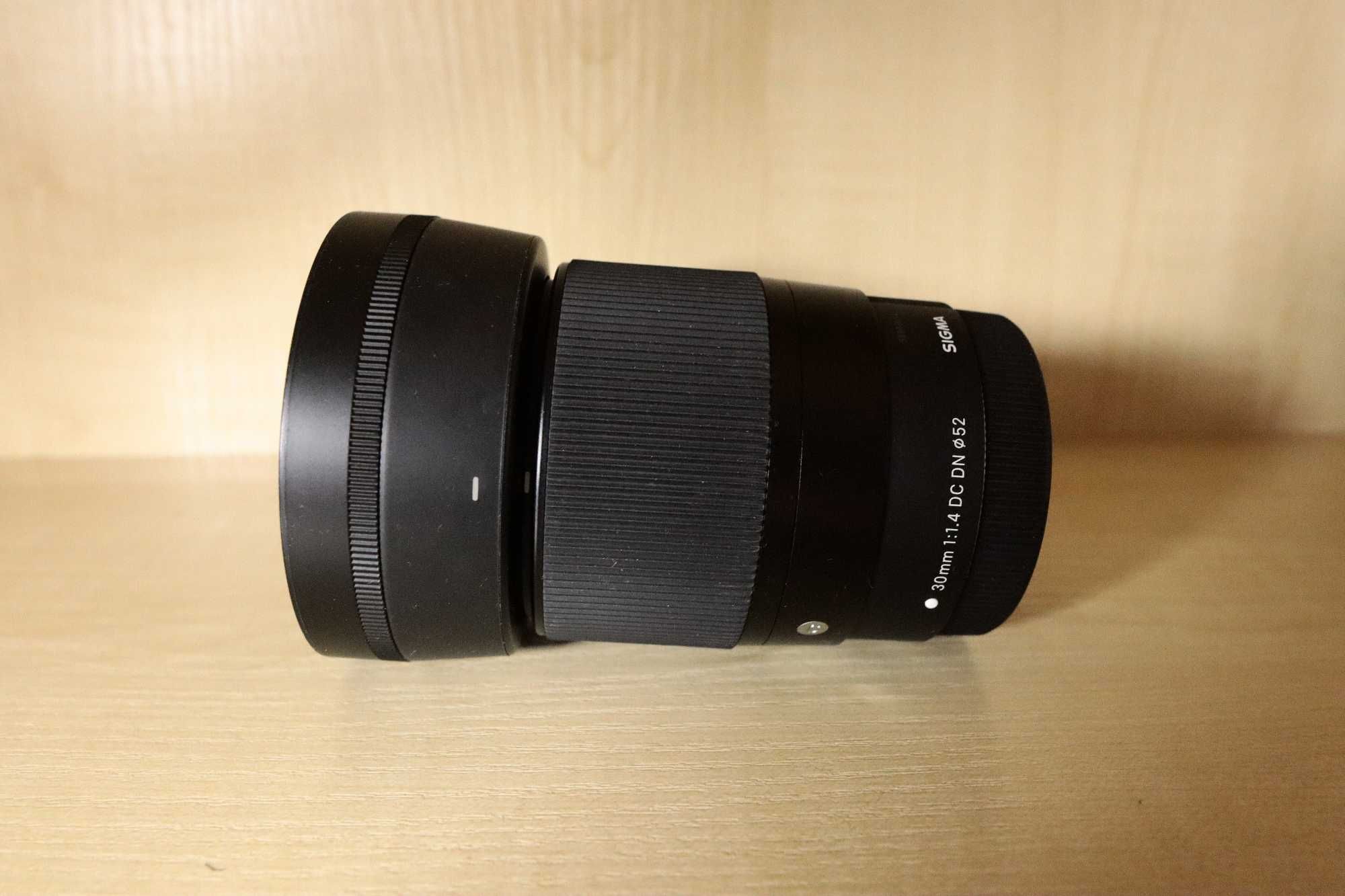 Oiektyw Sigma 30mm f/1.4 STM, EF-M - jak nowy +osłona przeciwsłoneczna