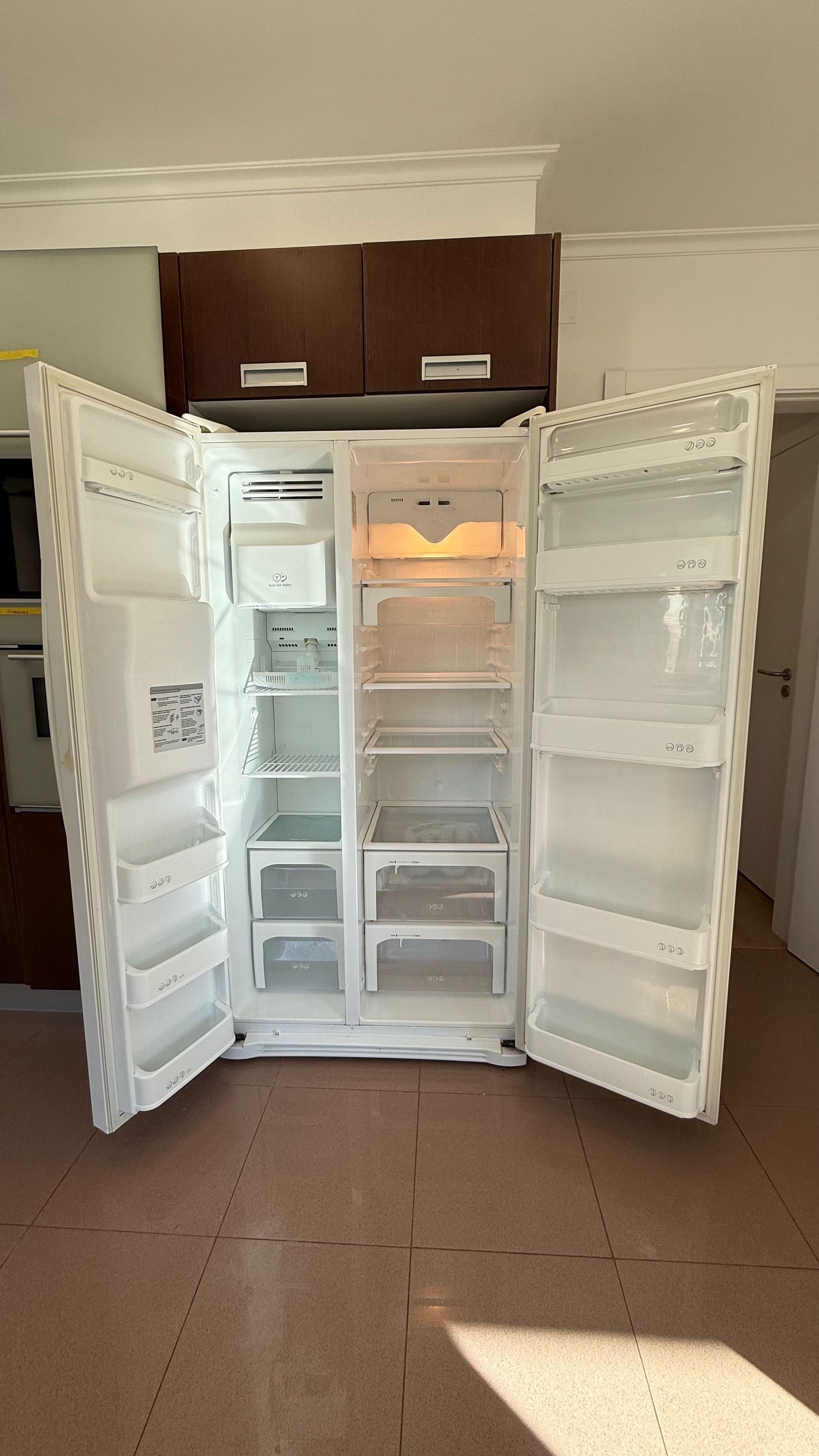 À Venda: Frigorífico LG Side-by-Side Funcional com Dispensador de Gelo