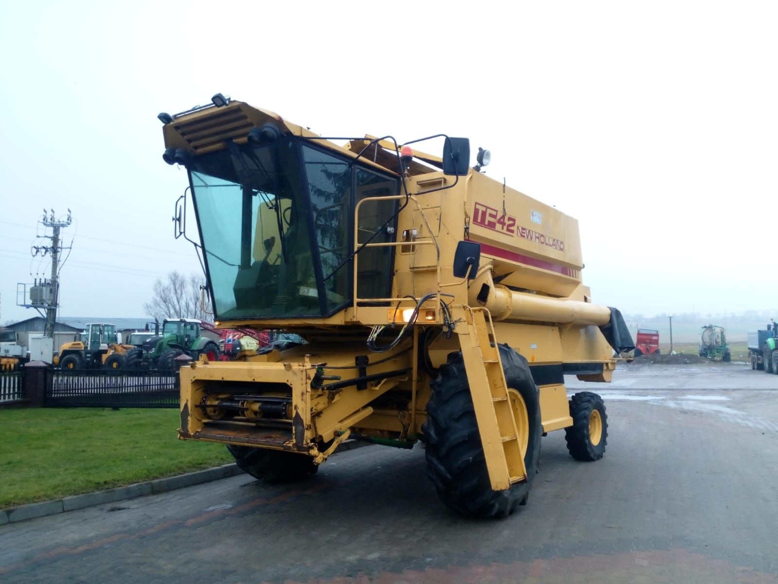 Kombajn zbożowy New Holland TF42, przystawka do kukurydzy