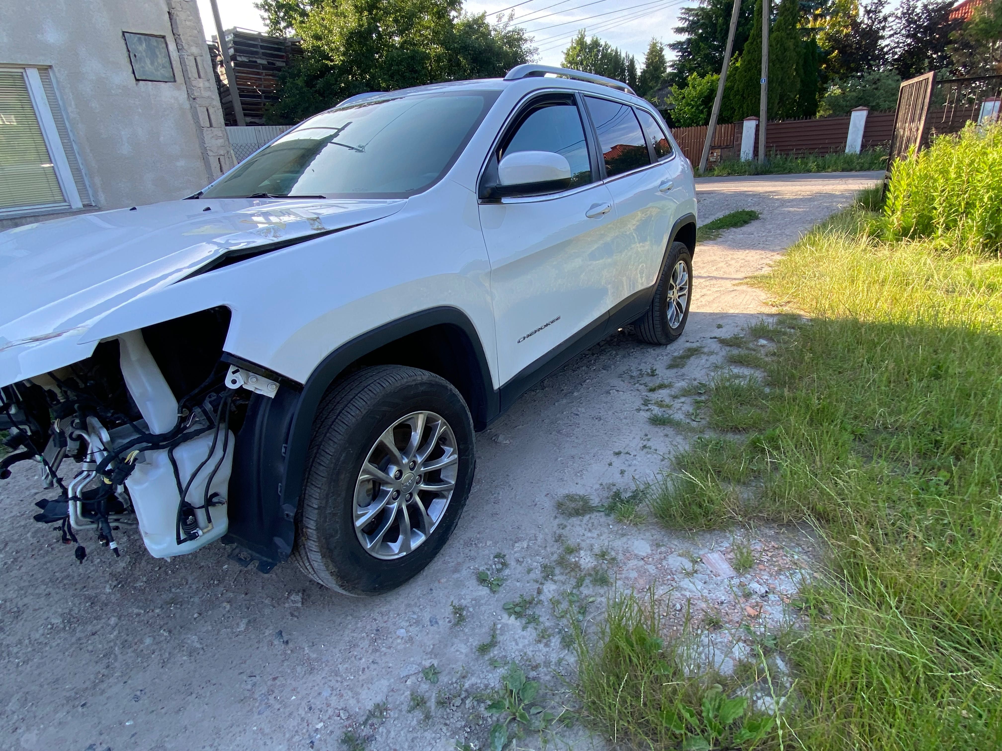 Jeep Cherokee Latitude Plus 2.0L benzyna 4x4 Since 1941