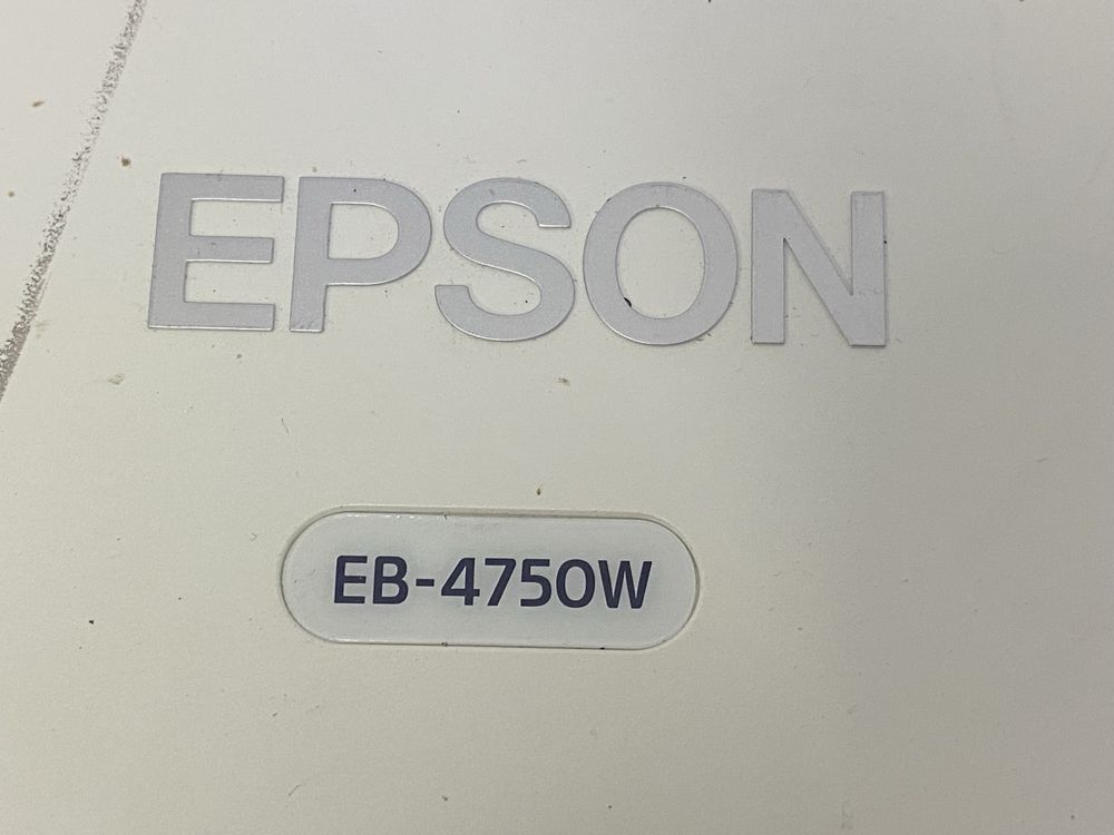 Проектор Epson EB-4750W / Вживаний / 606 годин лампи