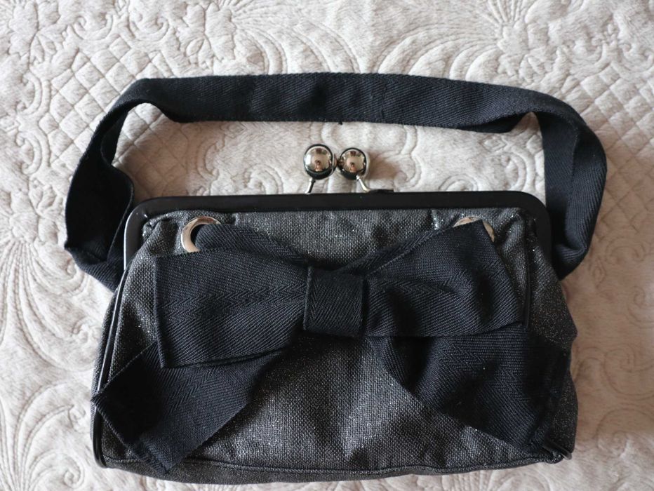 Pochete preta e cinzenta com laço