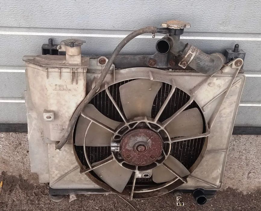 Chłodnica wody wentylator Toyota Yaris Verso 4221321351